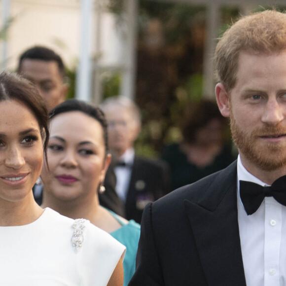 L'échange n'aurait eu lieu qu'entre la reine Elizabeth II, le prince Harry, le prince William et le prince Charles.
Le prince Harry, duc de Sussex, et Meghan Markle, duchesse de Sussex (enceinte) assistent officiellement à un accueil à la Maison consulaire de Tonga le premier jour de leur visite dans le pays, le 25 octobre 2018. 