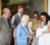 La duchesse de Sussex n'a pas été conviée au fameux sommet de Sandrigham.
Le prince Philip, duc d'Edimbourg, la reine Elizabeth II d'Angleterre, la mère de Meghan Doria Ragland, le prince Harry, duc de Sussex, Meghan Markle, duchesse de Sussex, et leur fils Archie Harrison Mountbatten-Windsor. Windsor, le 7 mai 2019.