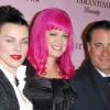 La créatrice Tarina Tarentino entourée de Debi Mazar et Andy Garcia lors du lancement de la gamme cosmétiques de la créatrice bijoux Tarina Tarentino à Hollywood le 24 février 2010