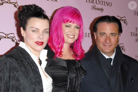 La créatrice Tarina Tarentino entourée de Debi Mazar et Andy Garcia lors du lancement de la gamme cosmétiques de la créatrice bijoux Tarina Tarentino à Hollywood le 24 février 2010