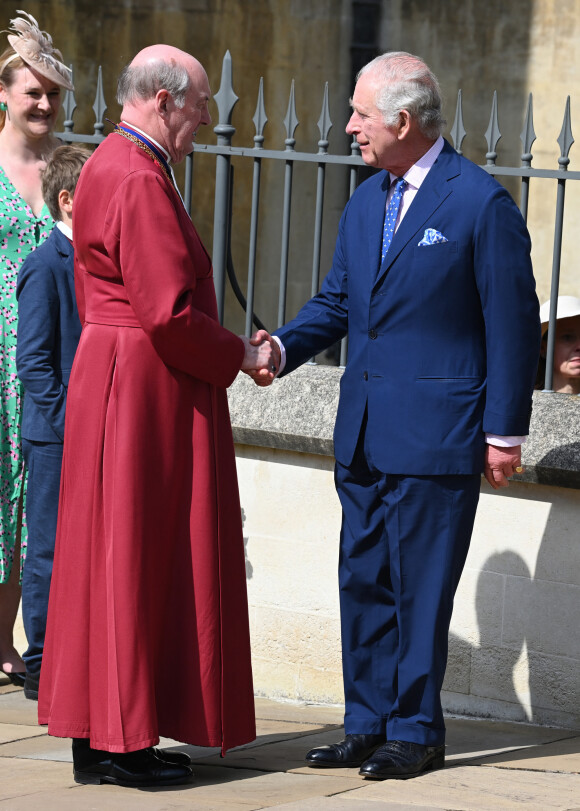 Le roi Charles III d'Angleterre - La famille royale du Royaume Uni quitte la chapelle Saint George après la messe de Pâques au château de Windsor le 9 avril 2023. 