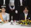 La famille impériale japonaise sera également représentée.
Le prince Fumihito d'Akishino lors du dîner de gala donné en l'honneur du roi et de la reine d'Espagne en visite officielle au Japon à Tokyo le 4 avril 2017. 