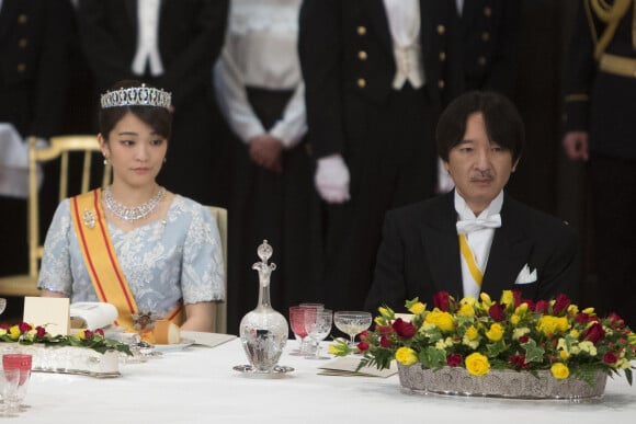 La famille impériale japonaise sera également représentée.
Le prince Fumihito d'Akishino lors du dîner de gala donné en l'honneur du roi et de la reine d'Espagne en visite officielle au Japon à Tokyo le 4 avril 2017. 
