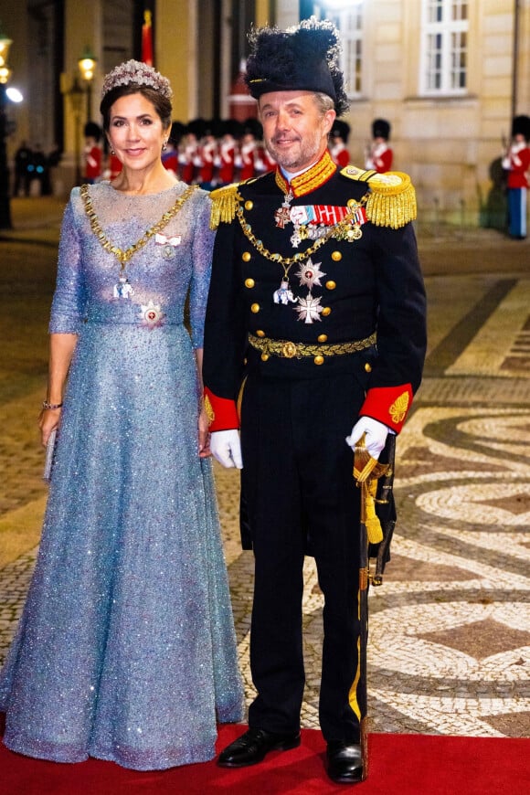Le prince Frederik, quant à lui, représentera le Danemark à la place de sa mère.
Le prince Frederik et la princesse Mary de Danemark - La famille royale de Danemark arrive au dîner de Nouvel An au palais d'Amalienborg de Copenhague, Danemark, le 1er janvier 2023. 