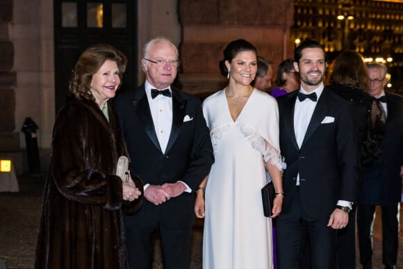 Le roi Carl Gustav de Suède, la reine Silvia, la princesse Victoria, le prince Carl Philip - Arrivées au 250ème anniversaire de l'opéra royal de Stockholm le 18 janvier 2023. 