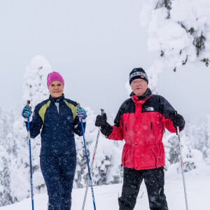 Carl Gustav, le roi de Suède, sera quant à lui accompagné de sa fille Victoria. 
Le roi Carl Gustaf et la princesse Victoria de Suède font du ski de fond à Sälen en Suède le 9 janvier 2023. 
