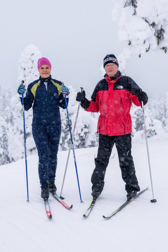 Carl Gustav, le roi de Suède, sera quant à lui accompagné de sa fille Victoria. 
Le roi Carl Gustaf et la princesse Victoria de Suède font du ski de fond à Sälen en Suède le 9 janvier 2023. 