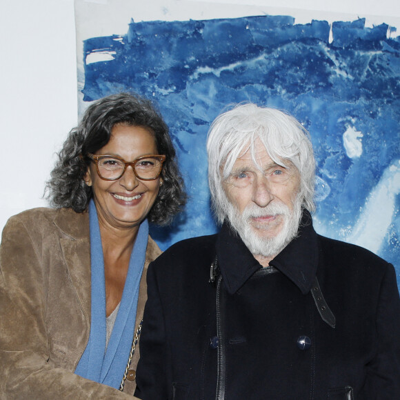 Exclusif - Pierre Richard et sa femme Ceyla Lacerda - Vernissage de l'exposition "A la lumière du Brésil' de S. Carron, Place des Vosges à Paris le 9 mars 2023. © Denis Guignebourg/Bestimage 
