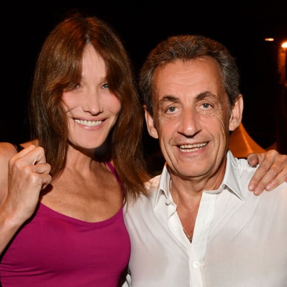 Exclusif - Carla Bruni-Sarkozy pose avec son mari Nicolas Sarkozy après son concert lors du 58ème festival "Jazz à Juan" à Juan-les-Pins le 17 juillet 2018. © Bruno Bebert/Bestimage 