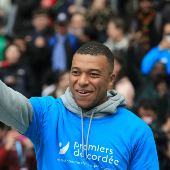 Un beau moment pour les enfants, qui ont pu rencontrer leur idole, Kylian Mbappé
 
Kylian Mbappé lors de la journée évasion de l'association Premiers de cordée au Stade de France le 12 avril 2023. © Jonathan Rebboah / Panoramic / Bestimage
