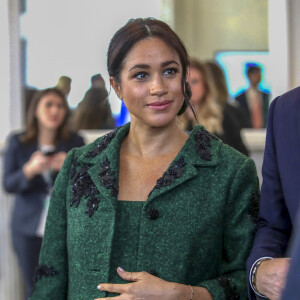 Pendant qu'Harry sera au front, Meghan Markle restera en Californie pour s'occuper de leurs deux enfants, Archie, bientôt 4 ans et Lilibet, 1 an
Meghan Markle la duchesse de Sussex enceinte et le prince Harry, duc de Sussex, assistent à une activité jeunesse le Jour du Commonwealth à la Maison du Canada le 11 mars 2019 à Londres 