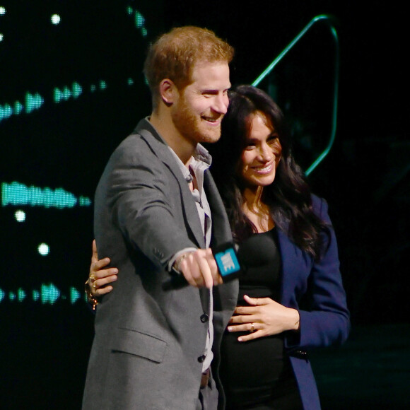 En revanche, il ne comptera pas sur sa femme Meghan Markle pour l'accompagner
Le prince Harry, duc de Sussex, et Meghan Markle, duchesse de Sussex, enceinte, lors de l'évènement WE Day au Wembley Arena à Londres, Royaume Uni, le 6 mars 2019. 