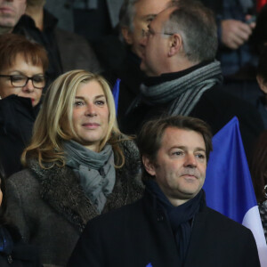 Michèle Laroque, son compagnon François Baroin - Personnalités lors du match de football Paris Saint-Germain (PSG) -Troyes au Parc des Princes à Paris, le 28 novembre 2015. 