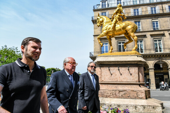 Exclusif - Jean-Marie Le Pen, sans masque, a déposé une gerbe de fleurs devant la statue de Jeanne d'Arc de la place des Pyramides à Paris. Le 16 mai 2020 © Jean-René Santini / Bestimage 