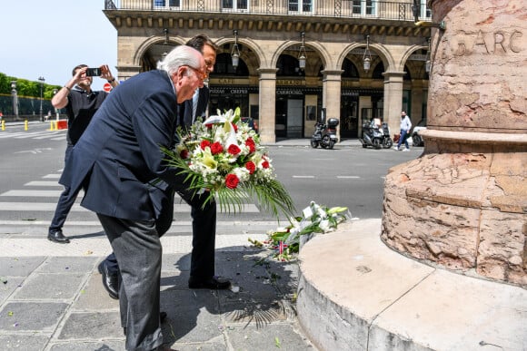 Exclusif - Jean-Marie Le Pen, sans masque, a déposé une gerbe de fleurs devant la statue de Jeanne d'Arc de la place des Pyramides à Paris. Le 16 mai 2020 © Jean-René Santini / Bestimage 