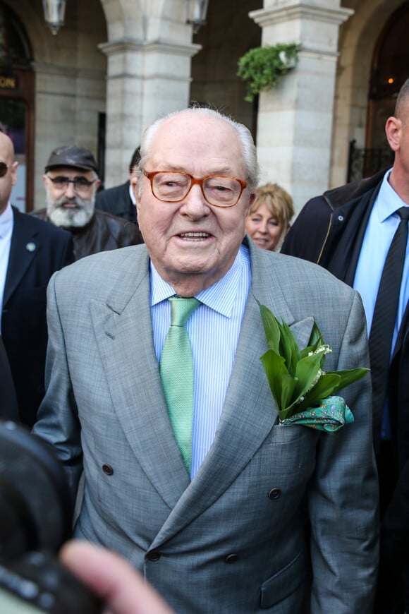 Jean-Marie Le Pen est allé déposer une gerbe de fleurs au pied de la statue de Jeanne d'Arc place des Pyramides à Paris le 1er mai © Jean-René Santini / Bestimage 