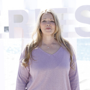 ... en échangant un tendre baiser, sur la joue, devant les photographes !
Helene Rolles (Les mystères de l'Amour) - 6e saison du Festival "CanneSeries" au Palais des Festivals de Cannes, le 15 avril 2023. © Denis Guignebourg/Bestimage