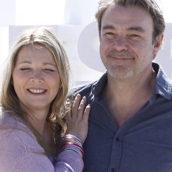 Le Festival CanneSeries poursuit sa course folle.
Helene Rolles et Patrick Puydebat (Les mystères de l'Amour) - 6e saison du Festival "CanneSeries" au Palais des Festivals de Cannes. © Denis Guignebourg/Bestimage