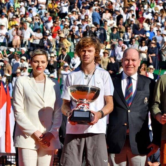 La princesse Charlene de Monaco, Andrey Rublev, Le prince Albert II de Monaco - No Tabloids - La famille princière de Monaco assiste à la finale homme du du tournoi Rolex Monte Carlo Masters 2023 à Roquebrune-Cap-Martinle 16 avril 2023. En s'imposant devant Holger Rune (5-7, 6-2, 7-5), Andrey Rublev a décroché son tout premier Masters 1000. © Bruno Bebert/Bestimage 