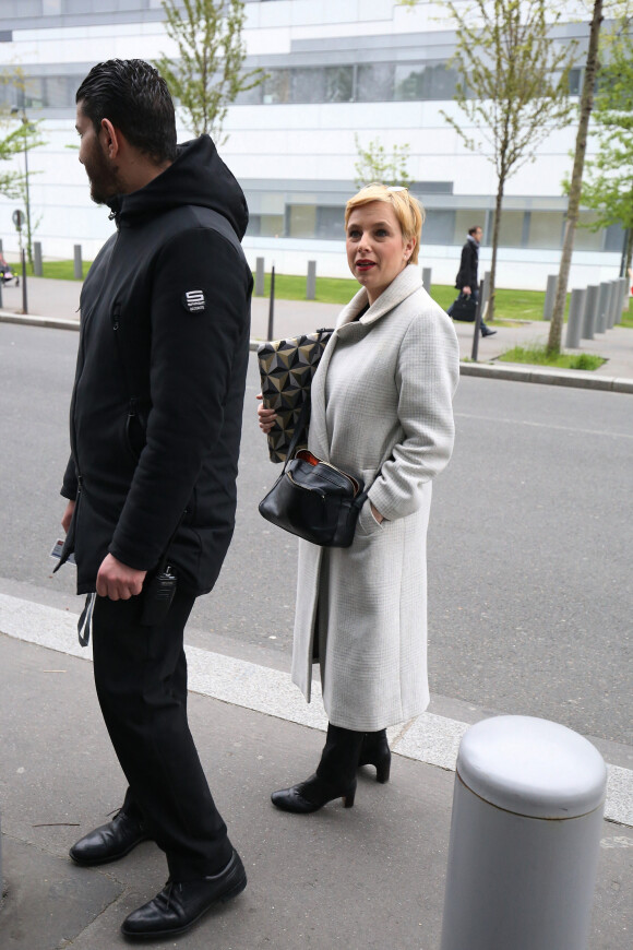 Clémentine Autain, députée LFI de Seine-Saint-Denis, quitte les studios de BFMTV, après sa participation à l'émission "Face à Face", le 17 avril 2023. © Jonathan Rebboah / Panoramic / Bestimage
