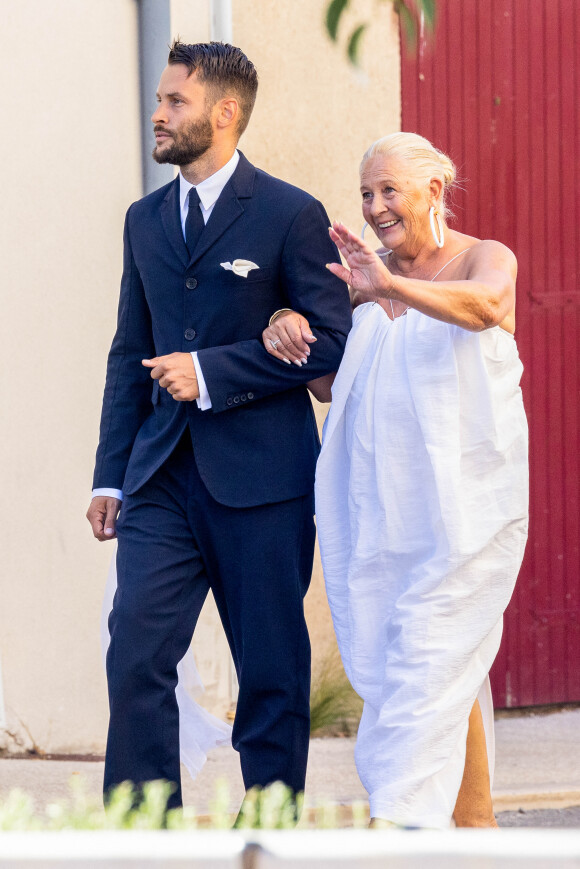 Simon Porte Jacquemus et sa grand-mère Liline - Mariage de Simon Porte Jacquemus et Marco Maestri à Charleval, France, le 27 août 2022. 