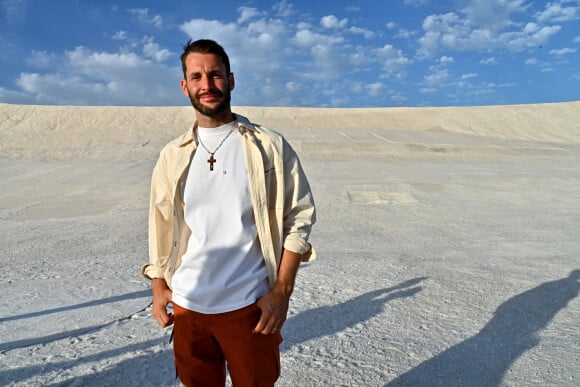 Simon Porte Jacquemus durant le défilé "Le Papier" la collection automne hiver 2022-2023 de Simon Porte Jacquemus aux Salin de Giraud à Arles, le 27 juin 2022. Après Hawaï en mars dernier, Jacquemus est de retour en Provence, sa terre natale. Trois ans après avoir défilé dans un champ de lavande à Valensole, dans les Alpes-de-Haute-Provence, le designer originaire de Mallemort, petite ville située entre Marseille et Avignon, s'offre ainsi un retour aux sources qui inspire depuis 2009 ses créations. © Bruno Bebert/Bestimage 