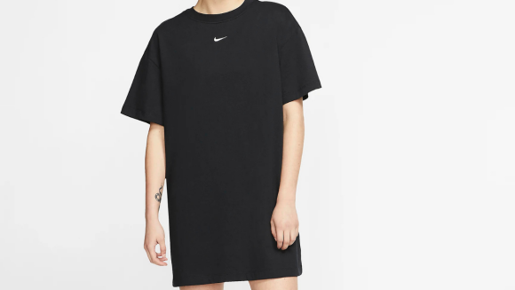 Copiez le style de Rihanna avec cette robe tee-shirt Sportswear Essential Nike