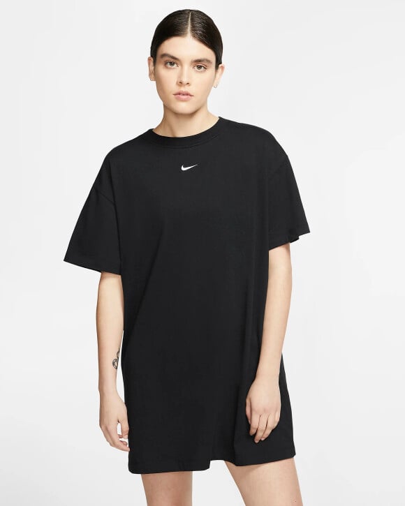 Mixez streetwear et sexy avec cette robe tee-shirt Sportswear Essential Nike