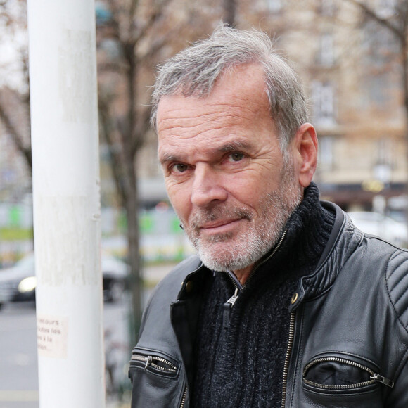 Exclusif - Laurent Baffie quitte les studios de Radio France à Paris, le 13 décembre 2021.  