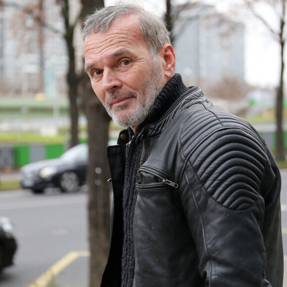 Exclusif - Laurent Baffie quitte les studios de Radio France à Paris, le 13 décembre 2021.  