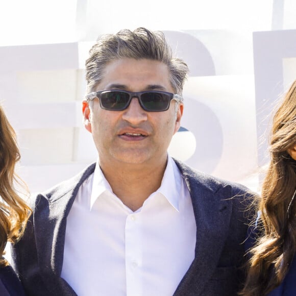 Un joli trio, qui a pu profiter des magnifiques rayons de soleil qui surplombaient la ville à ce moment-là. 
Melissa Theuriau Asif Kapadia et Nathalie Marchak lors de 'CanneSeries ' Saison 6 sur la plage du Mariott à Cannes le 18 Avril 2023. Photo Denis Guignebourg/BestImage