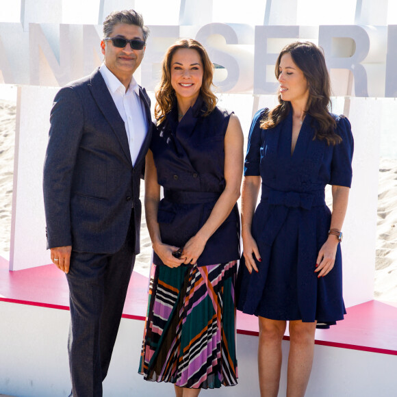 Les membres du jury, Mélissa Theuriau, Asif Kapadia et Nathalie Marchak en photocall pour CanneSeries Saison 6 sur la plage du Mariott à Cannes, France, le 18 avril 2023. © Denis Guignebourg/BestImage 