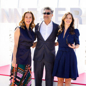 Elle a notamment été aperçue en train de prendre la pose avec la scénariste Nathalie Marchak et le réalisateur Asif Kapadia.
Les membres du jury, Mélissa Theuriau, Asif Kapadia et Nathalie Marchak en photocall pour CanneSeries Saison 6 sur la plage du Mariott à Cannes, France, le 18 avril 2023. © Denis Guignebourg/BestImage 