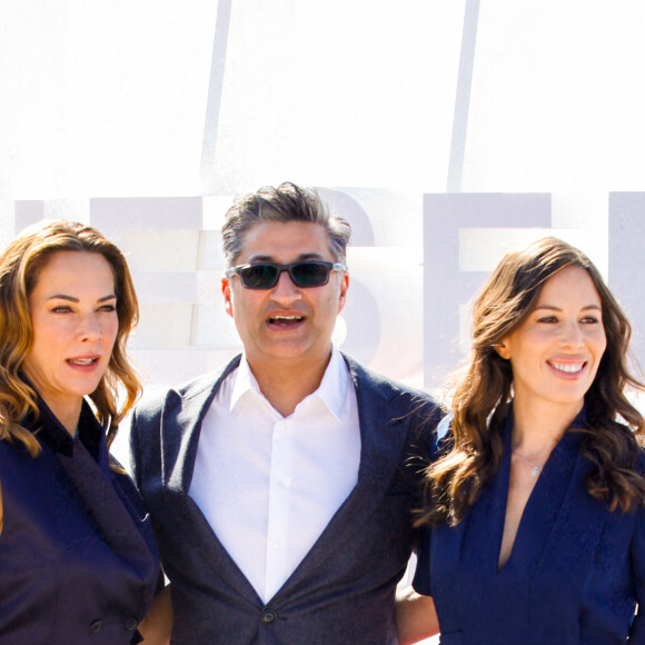 Les membres du jury, Mélissa Theuriau, Asif Kapadia et Nathalie Marchak en photocall pour CanneSeries Saison 6 sur la plage du Mariott à Cannes, France, le 18 avril 2023. © Denis Guignebourg/BestImage 