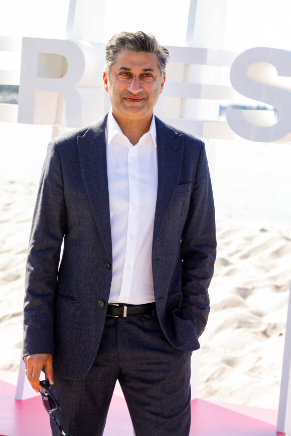 Membre du Jury, Asif Kapadia en photocall pour CanneSeries Saison 6 sur la plage du Mariott à Cannes, France, le 18 avril 2023. © Denis Guignebourg/BestImage 