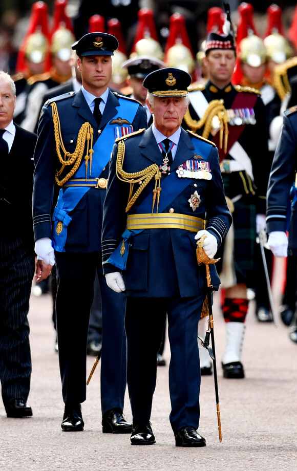 Le roi Charles III d'Angleterre et le prince William, prince de Galles - Procession cérémonielle du cercueil de la reine Elisabeth II du palais de Buckingham à Westminster Hall à Londres le 14 septembre 2022. © Photoshot / Panoramic / Bestimage 