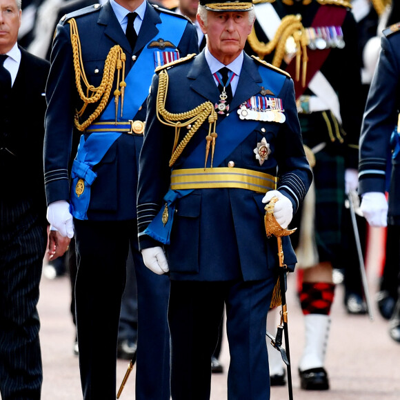 Le roi Charles III d'Angleterre et le prince William, prince de Galles - Procession cérémonielle du cercueil de la reine Elisabeth II du palais de Buckingham à Westminster Hall à Londres le 14 septembre 2022. © Photoshot / Panoramic / Bestimage 