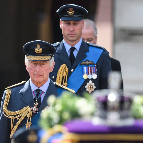 Le roi Charles III d'Angleterre, et le prince William, prince de Galles - Procession cérémonielle du cercueil de la reine Elisabeth II du palais de Buckingham à Westminster Hall à Londres, Royaume Uni, le 14 septembre 2022. 