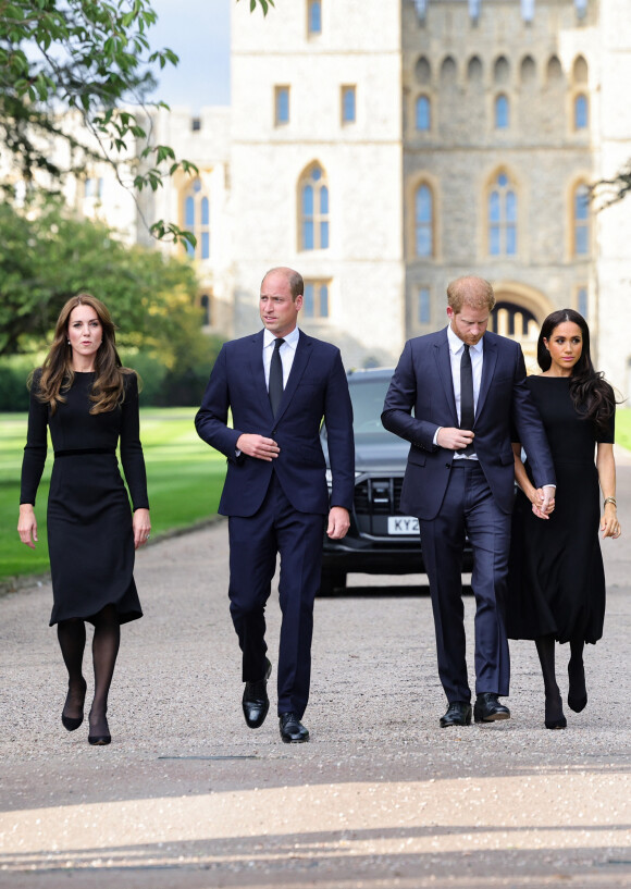 La princesse de Galles Kate Catherine Middleton, le prince de Galles William et le prince Harry, duc de Sussex et Meghan Markle, duchesse de Sussex à la rencontre de la foule devant le château de Windsor, suite au décès de la reine Elisabeth II d'Angleterre. Le 10 septembre 2022 