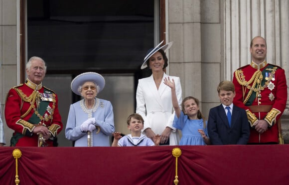 Le prince Charles, prince de Galles, La reine Elisabeth II d'Angleterre, le prince Louis, Catherine Kate Middleton, duchesse de Cambridge, la princesse Charlotte, le prince George et le prince William, duc de Cambridge - Les membres de la famille royale regardent le défilé Trooping the Colour depuis un balcon du palais de Buckingham à Londres lors des célébrations du jubilé de platine de la reine le 2 juin 2022. 