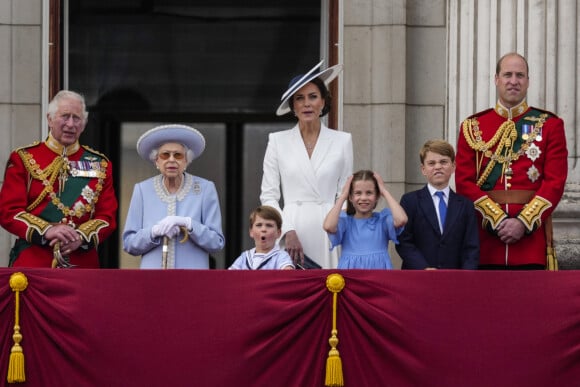 Le prince Charles, prince de Galles, la reine Elisabeth II d'Angleterre, le prince William, duc de Cambridge, et Catherine (Kate) Middleton, duchesse de Cambridge, le prince George de Cambridge, la princesse Charlotte de Cambridge, le prince Louis de Cambridge - Les membres de la famille royale saluent la foule depuis le balcon du Palais de Buckingham, lors de la parade militaire "Trooping the Colour" dans le cadre de la célébration du jubilé de platine (70 ans de règne) de la reine Elizabeth II à Londres, le 2 juin 2022. 