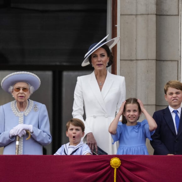 Le prince Charles, prince de Galles, la reine Elisabeth II d'Angleterre, le prince William, duc de Cambridge, et Catherine (Kate) Middleton, duchesse de Cambridge, le prince George de Cambridge, la princesse Charlotte de Cambridge, le prince Louis de Cambridge - Les membres de la famille royale saluent la foule depuis le balcon du Palais de Buckingham, lors de la parade militaire "Trooping the Colour" dans le cadre de la célébration du jubilé de platine (70 ans de règne) de la reine Elizabeth II à Londres, le 2 juin 2022. 