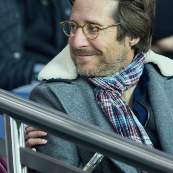 Ophélie Meunier et son mari Mathieu Vergne - People en tribunes lors du match de championnat de Ligue 1 Uber Eats opposant le Paris Saint-Germain (PSG) au RC Lens (3-1) au Parc des Princes à Paris le 15 avril 2023. © Cyril Moreau/Bestimage  People in the stands during the Ligue 1 Uber Eats championship match between Paris Saint-Germain (PSG) and RC Lens (3-1) at the Parc des Princes in Paris on April 15, 2023. 