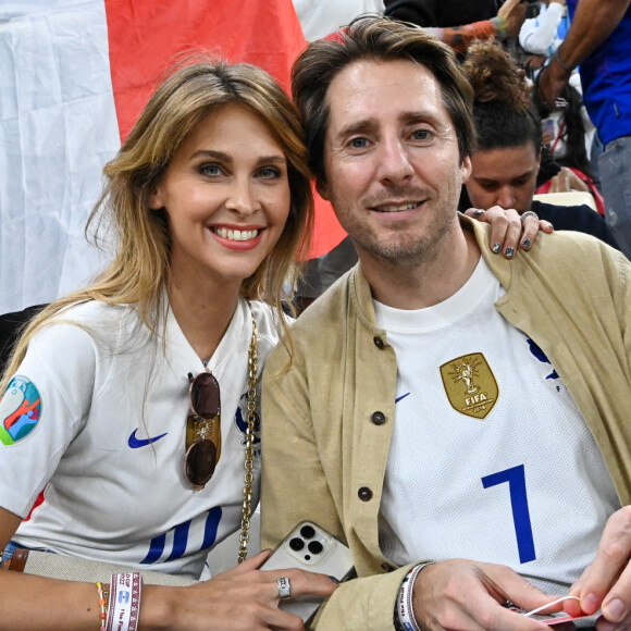 Ophélie Meunier est par ailleurs la belle-mère de deux adolescents, issus d'une précédente relation de son époux.
Ophélie Meunier et son mari Mathieu Vergne dans les tribunes du match "France - Argentine (3-3 - tab 2-4)" en finale de la Coupe du Monde 2022 au Qatar, le 18 décembre 2022. © Philippe Perusseau / Bestimage