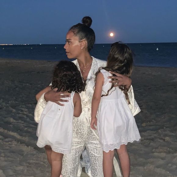 Une émission que l'on retrouve le samedi sur TF1. 
Amel Bent avec ses filles Sofia et Hana, le 4 août 2020