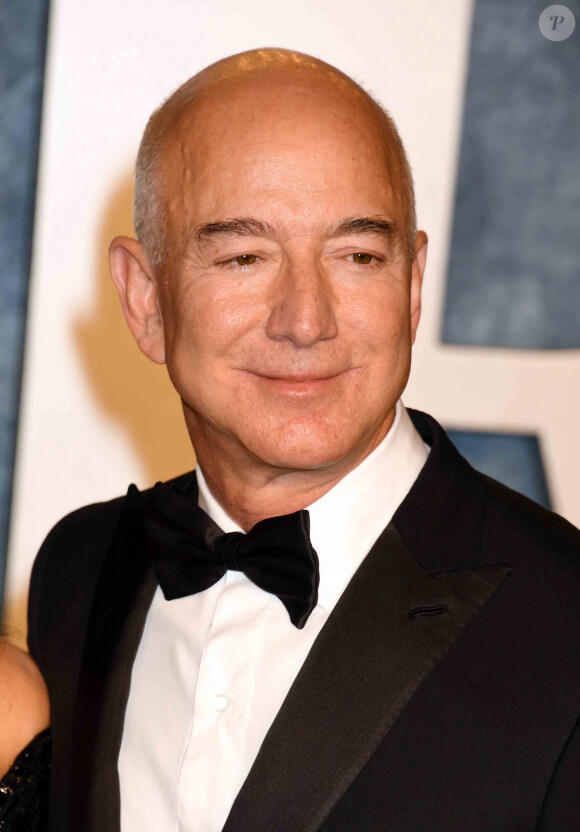 Mais Amazon a eu vent de cette tribune. 
Jeff Bezos au photocall de la soirée "Vanity Fair" lors de la 95ème édition de la cérémonie des Oscars à Los Angeles, le 12 mars 2023. 