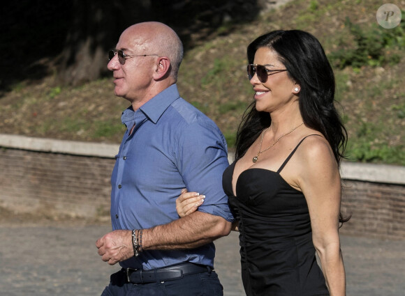 Jeff Bezos et sa compagne Lauren Sanchez poursuivent leurs vacances à Rome et vont visiter le Colisée le 15 octobre 2022. 