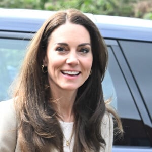 Kate Middleton a joué les bénévoles pour des enfants pauvres ce lundi.
Catherine (Kate) Middleton, princesse de Galles, arrive pour une visite à The Baby Bank à Windsor pour en savoir plus sur le travail crucial que l'organisation effectue pour soutenir les familles dans le besoin de Windsor, Maidenhead, Slough, Berkshire, Buckinghamshire et les régions environnantes. Windsor.