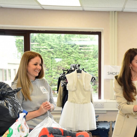 Catherine (Kate) Middleton, princesse de Galles, arrive pour une visite à The Baby Bank à Windsor pour en savoir plus sur le travail crucial que l'organisation effectue pour soutenir les familles dans le besoin de Windsor, Maidenhead, Slough, Berkshire, Buckinghamshire et les régions environnantes. Windsor, le 24 avril 2023. 