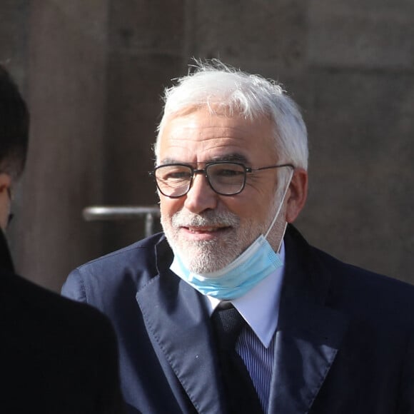 Pascal Praud - Sorties des obsèques de Etienne Mougeotte en l'église Saint-François-Xavier à Paris. Le 13 octobre 2021 © Jacovides-Clovis / Bestimage